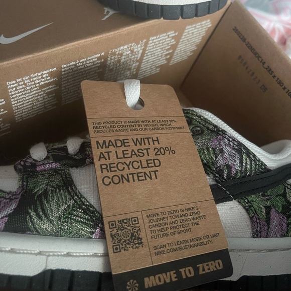 Nike Woman’s Dunk Low Size 7 - Picture 3 of 12